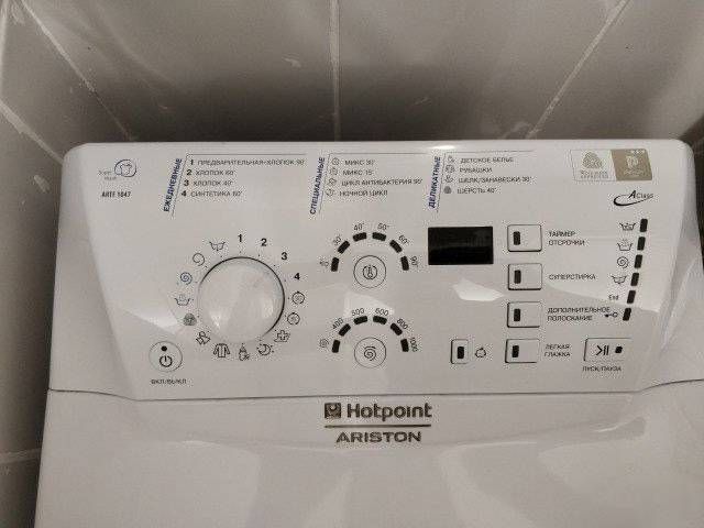 Продается б/у стиральная машина Hotpoint Ariston ARTF 1047 с вертикальной загрузкой