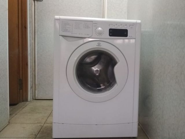 Продается б/у стиральная машина Indesit IWUB 4105 с фронтальной загрузкой