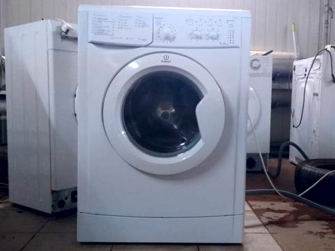 Продается б/у стиральная машина Indesit IWUC 4105